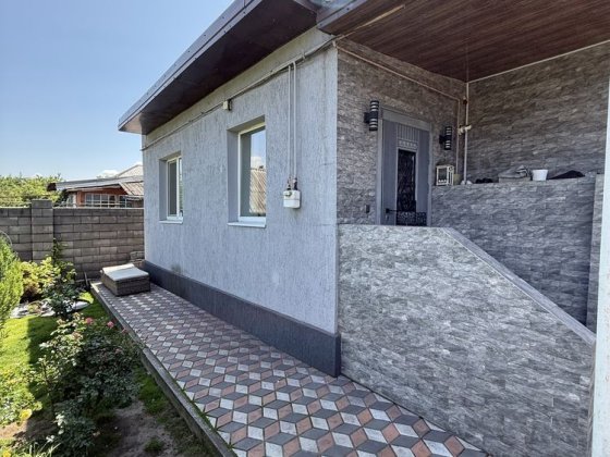 Продам дом 140 м2 в городе с участком 8 соток и гаражом 50 м2 Хозяин Кам'янське