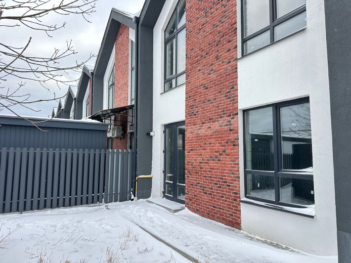 Кутовий таунхаус на 3-х сотках біля  озера - фото 1