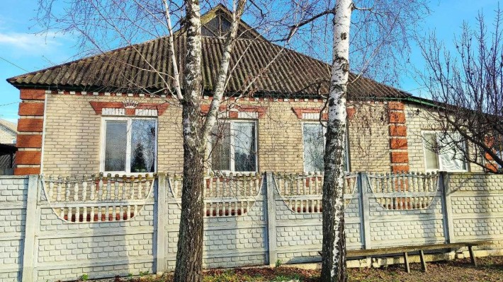 Продам цегляний будинок у центрі Дергачів з частковим ремонтом. - фото 1