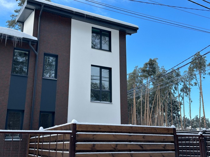 Таунхаус з терасою біля соснового лісу - фото 1