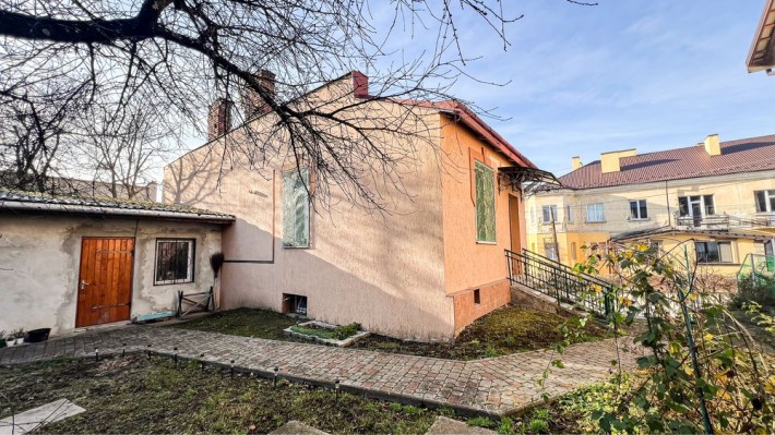 Продається  автономна частина будинку в самому центрі м. Дрогобича - фото 1