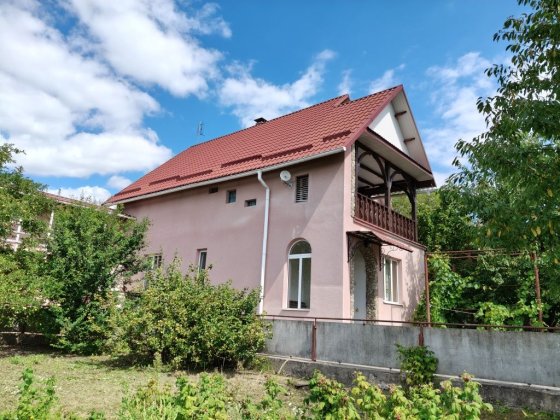 Чарівний заміський будинок з власним джерелом по трасі Дубно-Рівне Дубно