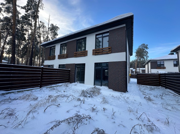 Дуплекс з великою ділянкою в  КОТЕДЖНОМУ МІСТЕЧКУ біля парку - фото 1