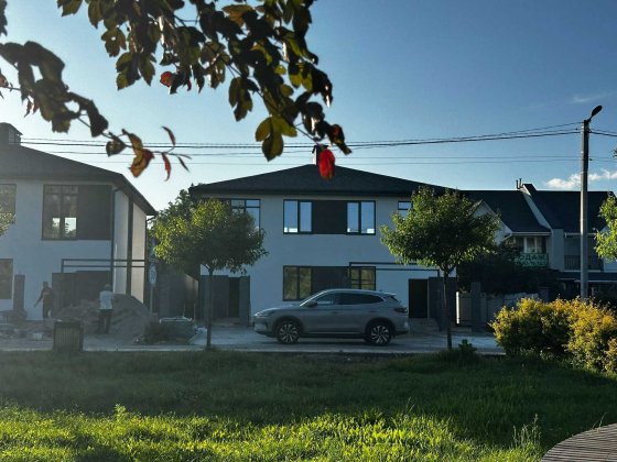 Будинок біля озера з пляжем Гостомель