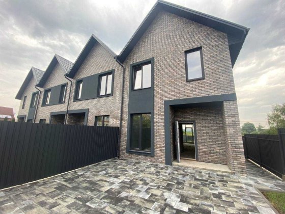 Таунхаус біля озера з газовим опаленням. Ділянка 2.5 сотки Гостомель