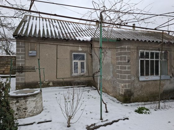 Дом с газом в центре посёлка .