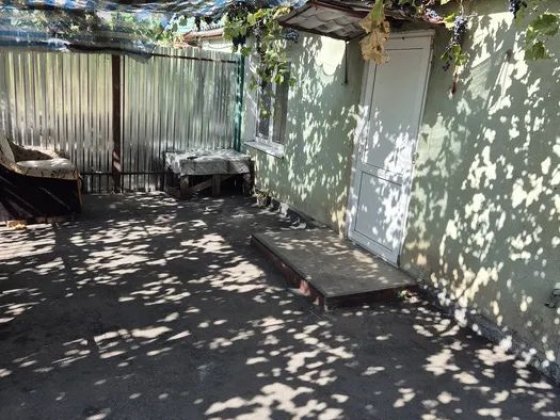 Часть дома с отдельным двором.  7 сот земли