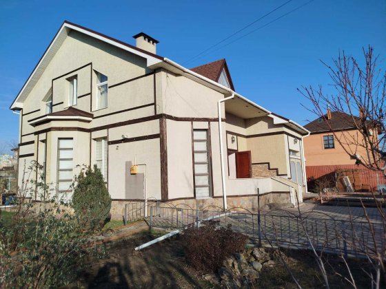 Продаж будинку з опаленням,гаражем м. Чорноморськ