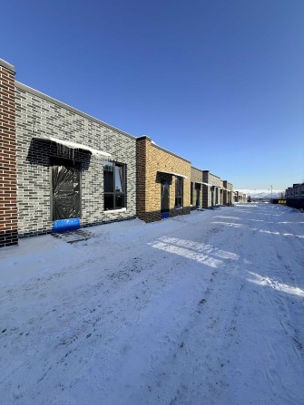 Продам Таун. Двокімнатний. Передній та Задній двір. Сертифікат ТАК ! - фото 1