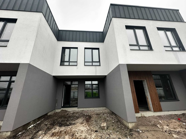 Таунхаус в центраі Гостомеля з центральними комунікаціями - фото 1