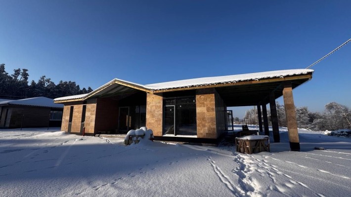 Одноповерховий будинок в оточені лісу. Газ, своя ділянка, травентин. - фото 1