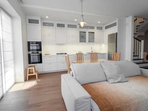 Продаж стильного та сучасного таунхауса в котеджному містечку Гостомель