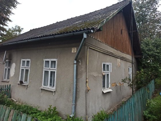 Півособняк в селі Єзупіль. Є дві кімнати, коридор, кухня. Коломия