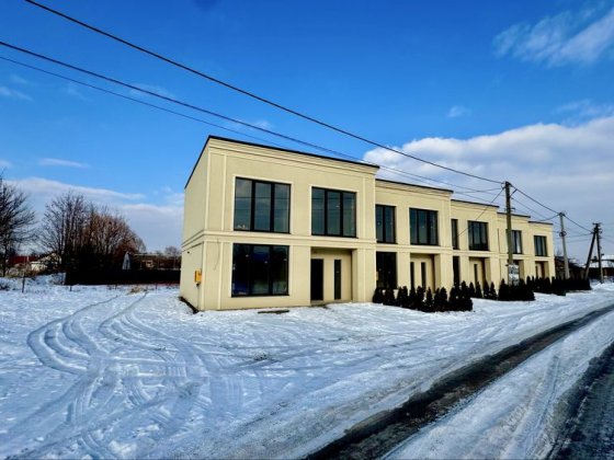 ПРОДАЖ КОТЕДЖУ з власним подвірʼям та заїздом Коломия