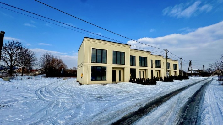 ПРОДАЖ КОТЕДЖУ з власним подвірʼям та заїздом - фото 1