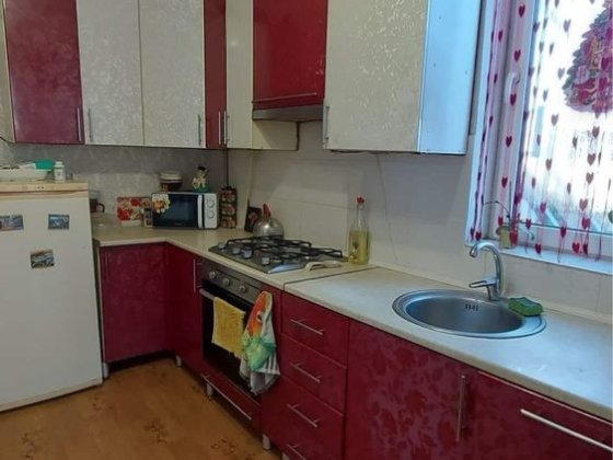 Продам 1/2 частину будинку з гаражем