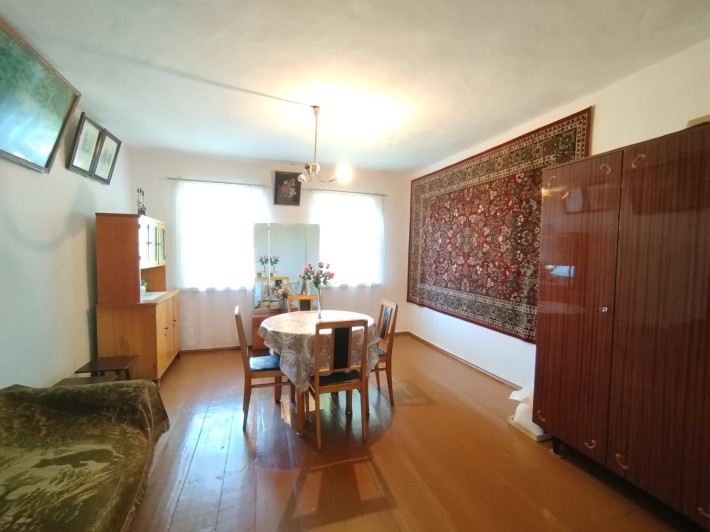 Частина будинку, високий фундамент, газ, груба, гарне місце в м.Малині - фото 1