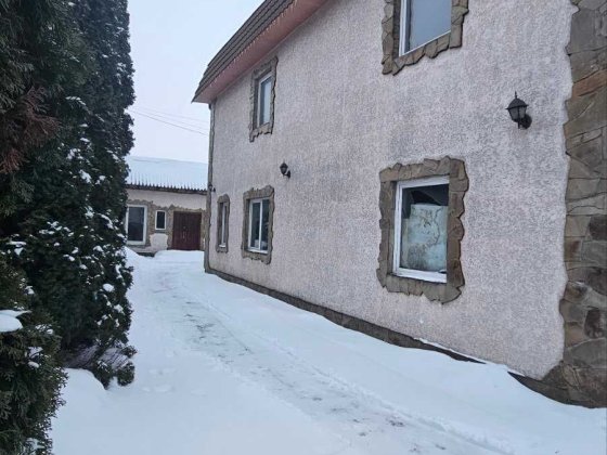 частина двоповерхового будинку в центральній частині міста