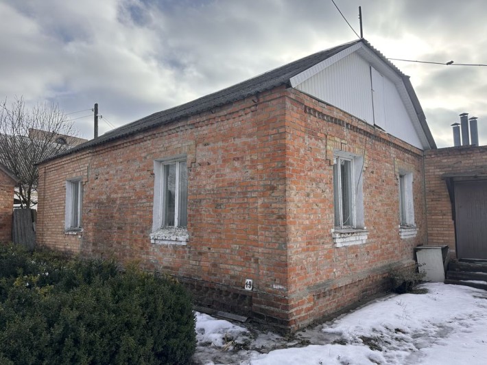 ПРОДАЄТЬСЯ затишний цегляний будинок у центрі міста Ромни! - фото 1