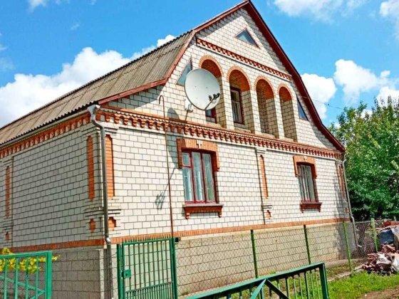 будинок з господарськими будівлями та спорудами Хмельник