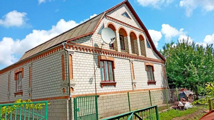 будинок з господарськими будівлями та спорудами - фото 1