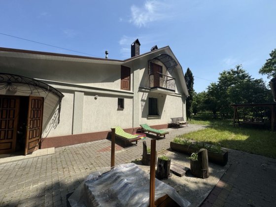 Затишний будинокз усіма комунікаціями, є прибудова. Лезнево!37580 Хмельницький