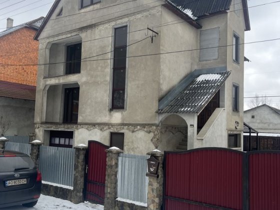 Продається будинок площею 295 кв.м Хуст