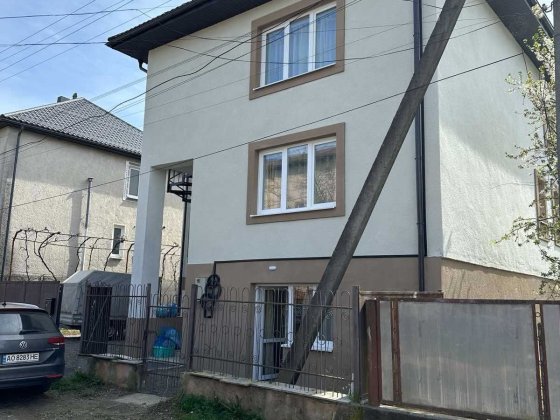 Продається напівособняк в м. Хуст на 3 квартири Хуст