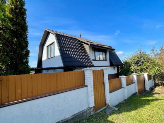 Будинок, де ранкова кава на терасі, вечори біля каміну, аромат саду… Хмельницький