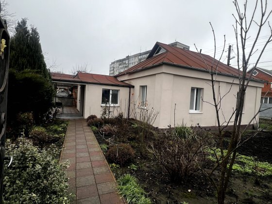 Продаж будинку з ремонтом та гарною територією. район Гречани. Хмельницкий