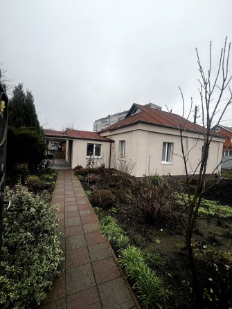 Продаж будинку з ремонтом та гарною територією. район Гречани. - фото 1