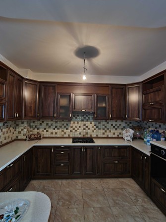 продаж добротного будинку з чудовим місцем розташування - фото 1