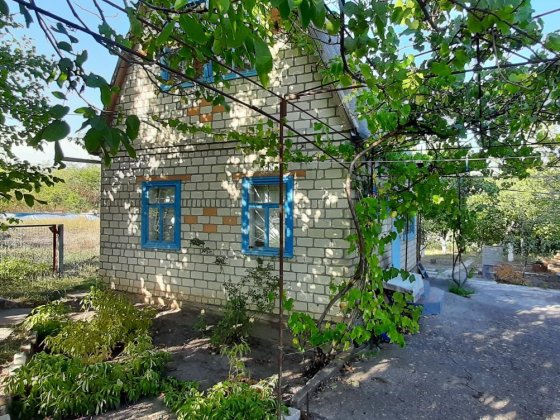 Дача біля річки та ставка з басейном