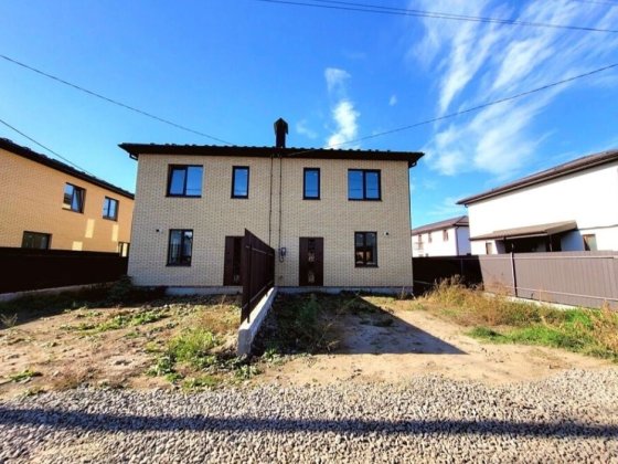 Продам таунхаус.  Зручне розташування.  Підведено комунікації. Агрономічне