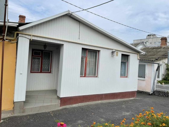 Будинок в Центрі міста всього 50 м від Овочевого базару! Є гараж 30270 Хмельницький