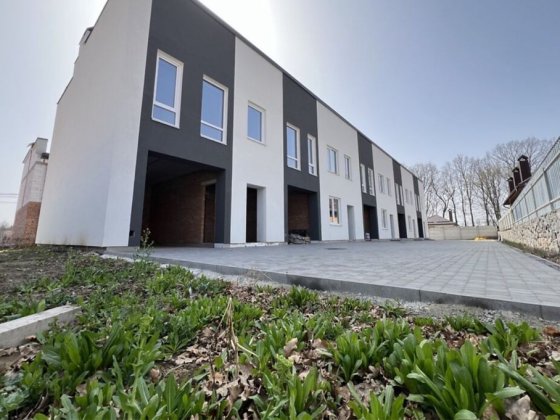 Продам сучасний таунхаус з гаражем Агрономічне