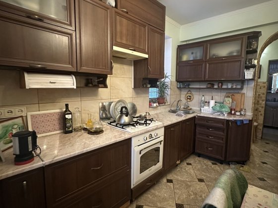 Будинок з хорошим ремонтом, є всі комунікації. Усе залишається! 42152 Хмельницький