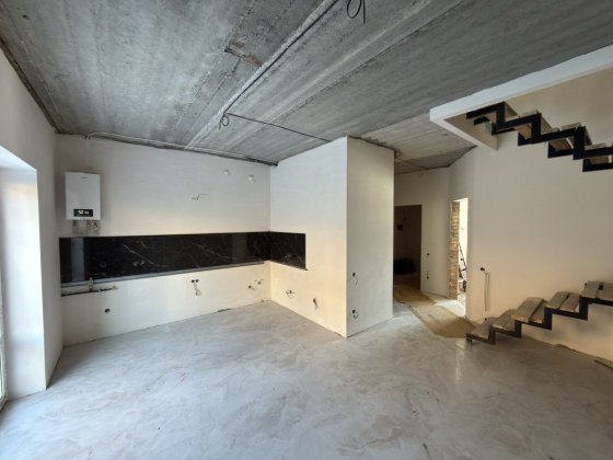 Таунхаус з ремонтом в процесі Березина