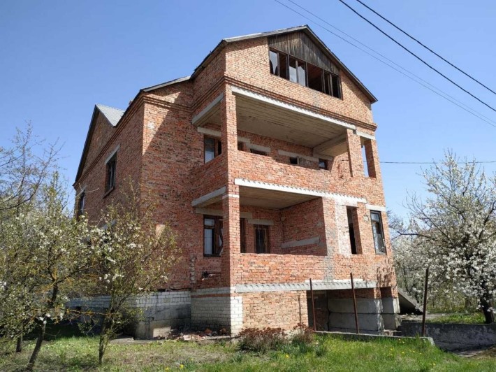 Продається приватний будинок в 10 хвилинах від центру міста. - фото 1