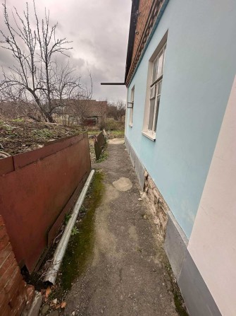 Частина будинку з власним входом, супер локація, мінімальне оформлення - фото 1