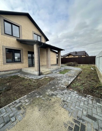 Продаж сучасного будинку з терасою, гаражем - фото 1