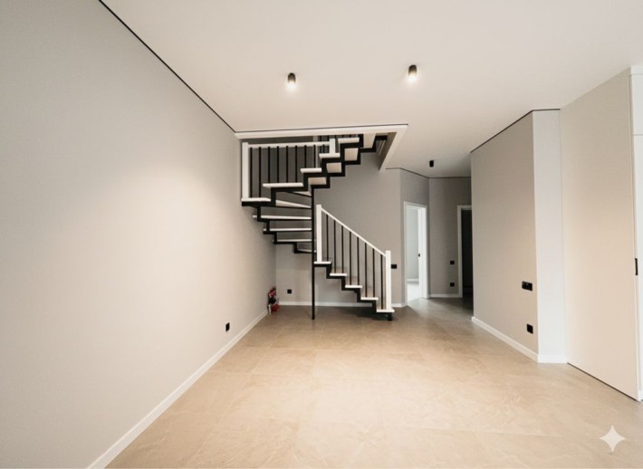 Продаж таунхауса з ремонтом - фото 1