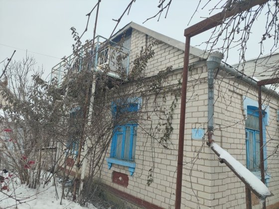 Житловий будинок, два гаражі, господарські приміщення Ладыжин