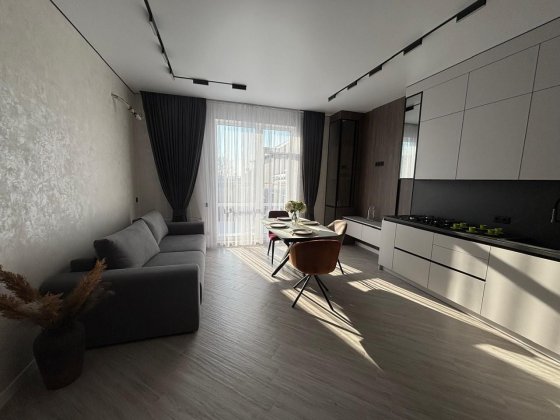 Продаж будинку з ремонтом в топ локації Зарванці