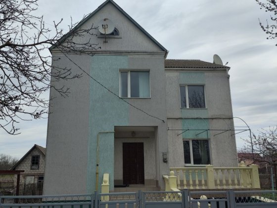 Будинок, гараж, земельна ділянка 10 соток Ладыжин