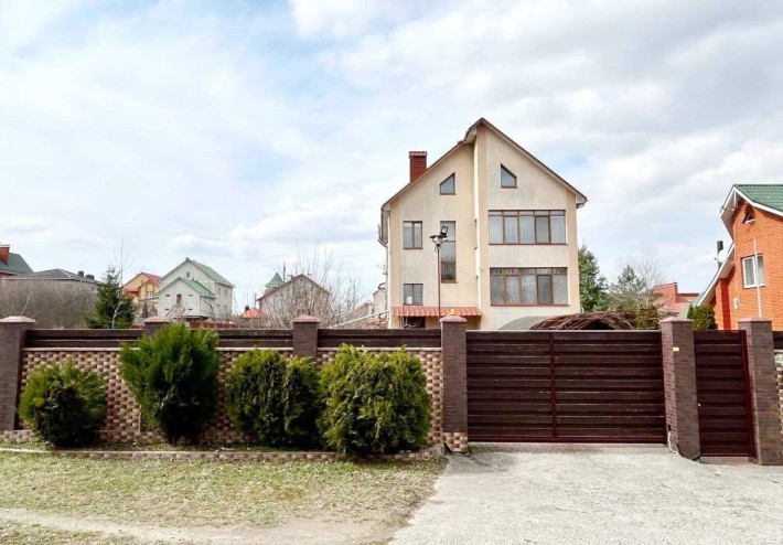 Продаж 2 поверхового будинку з гаражем та ділянкою - фото 1