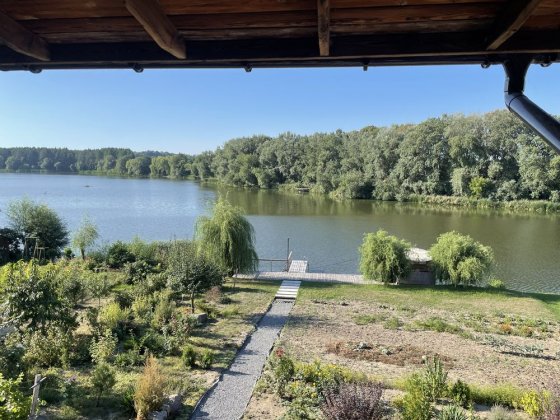 Будинок на березі ставка Немирів