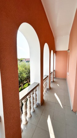 Продаж просторого будинку в місті з ділянкою 10 соток! - фото 1