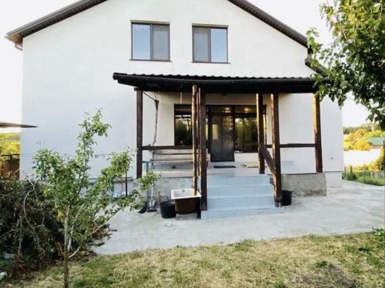 Двоповерховий будинок з підвалом, великою терасою та балконом. Щітки