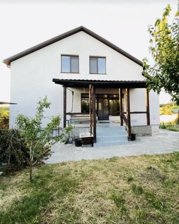 Двоповерховий будинок з підвалом, великою терасою та балконом. - фото 1